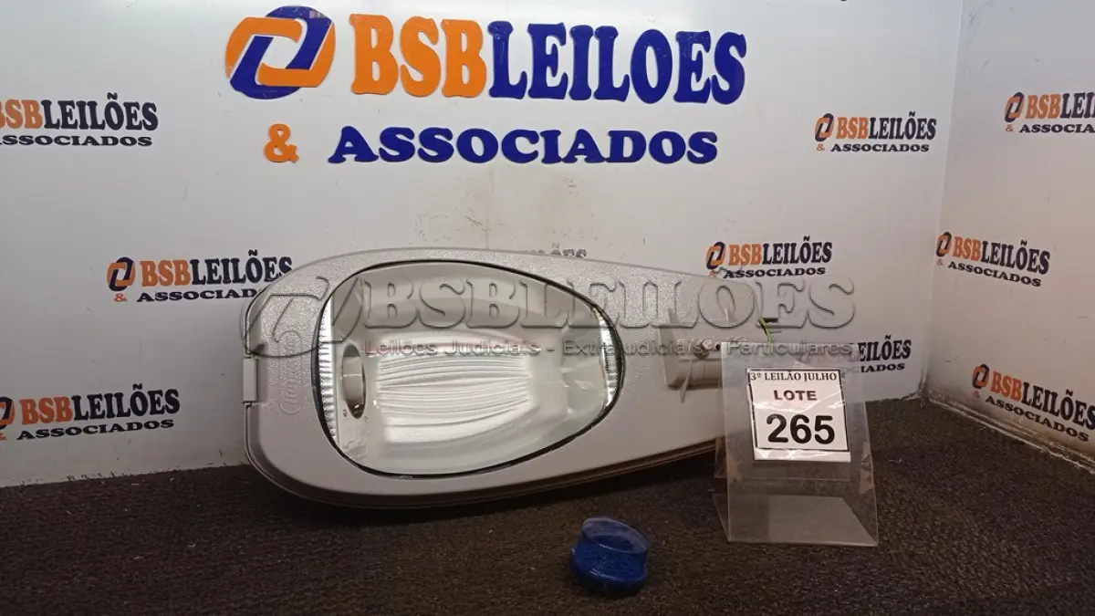 LOTE 265 - 01 LUMINÁRIA DE POSTE. (NO ESTADO) ATENÇÃO! FAZER A VISITAÇÃO ANTES DE ARREMATAR, NÃO SABEMOS SE FUNCIONA, LEILÃO NÃO TEM GARANTIA E NEM DEVOLUÇÃO, SUJEITO A POSSÍVEIS AVARIAS VISÍVEIS/OCULTAS E/OU AUSÊNCIA DE COMPONENTES.