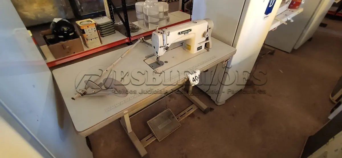 LOTE 404 - 01 MÁQUINA DE COSTURA INDUSTRIAL MARCA LANMAX. (NO ESTADO) ATENÇÃO! FAZER A VISITAÇÃO ANTES DE ARREMATAR, NÃO SABEMOS SE FUNCIONA. LEILÃO NÃO TEM GARANTIA E NEM DEVOLUÇÃO, SUJEITO A POSSÍVEIS AVARIAS VISÍVEIS/OCULTAS E/OU AUSÊNCIA DE COMPONENTES.