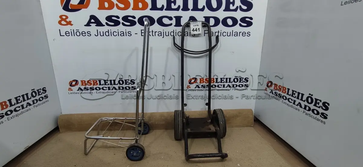 LOTE 441 - 02 CARRINHOS DE CARGA. (NO ESTADO) ATENÇÃO! FAZER A VISITAÇÃO ANTES DE ARREMATAR, NÃO SABEMOS SE FUNCIONA, LEILÃO NÃO TEM GARANTIA E NEM DEVOLUÇÃO, SUJEITO A POSSÍVEIS AVARIAS VISÍVEIS/OCULTAS E/OU AUSÊNCIA DE COMPONENTES.