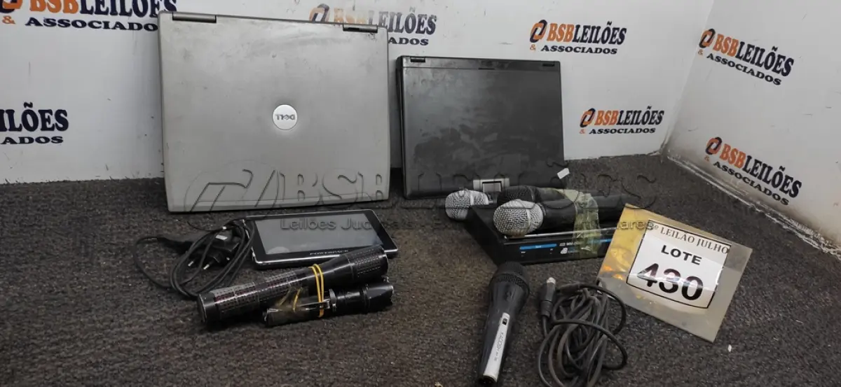 LOTE 430 - 04 MICROFONES, 01 RECEPTOR, 02 NOTEBOOKS, 03 LANTERNAS E 01 APARELHO DE GPS. (NO ESTADO) ATENÇÃO! FAZER A VISITAÇÃO ANTES DE ARREMATAR, NÃO SABEMOS SE FUNCIONA, LEILÃO NÃO TEM GARANTIA E NEM DEVOLUÇÃO, SUJEITO A POSSÍVEIS AVARIAS VISÍVEIS/OCULTAS E/OU AUSÊNCIA DE COMPONENTES.