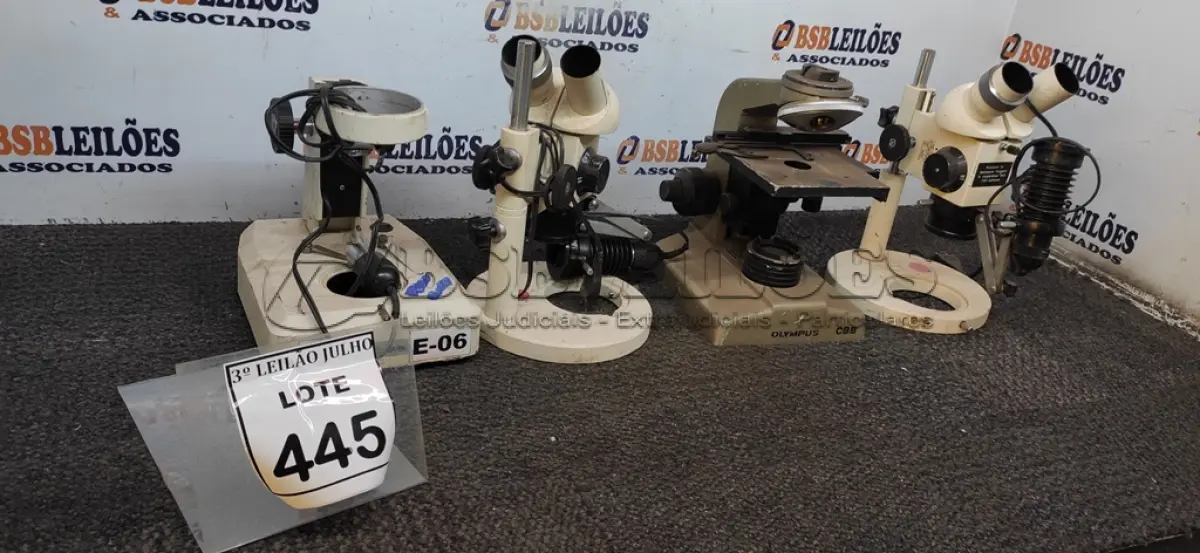LOTE 445 - 04 MICROSCÓPIOS COM AVARIAS. (NO ESTADO) ATENÇÃO! FAZER A VISITAÇÃO ANTES DE ARREMATAR, NÃO SABEMOS SE FUNCIONA, LEILÃO NÃO TEM GARANTIA E NEM DEVOLUÇÃO, SUJEITO A POSSÍVEIS AVARIAS VISÍVEIS/OCULTAS E/OU AUSÊNCIA DE COMPONENTES.