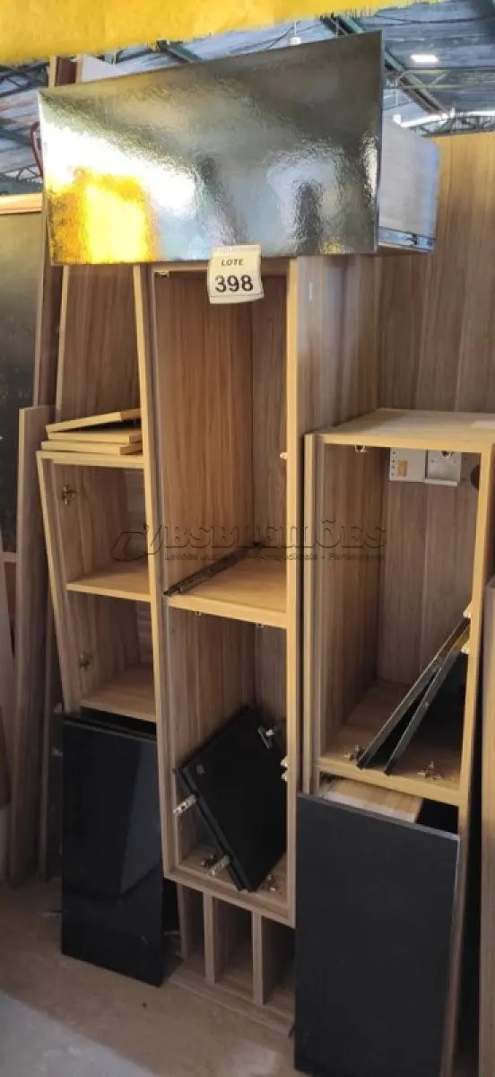 LOTE 398 - 01 RACK COM PAINEL DE MADEIRA DESMONTADO. (NO ESTADO) ATENÇÃO! FAZER A VISITAÇÃO ANTES DE ARREMATAR, NÃO SABEMOS SE FUNCIONA. LEILÃO NÃO TEM GARANTIA E NEM DEVOLUÇÃO, SUJEITO A POSSÍVEIS AVARIAS VISÍVEIS/OCULTAS E/OU AUSÊNCIA DE COMPONENTES.