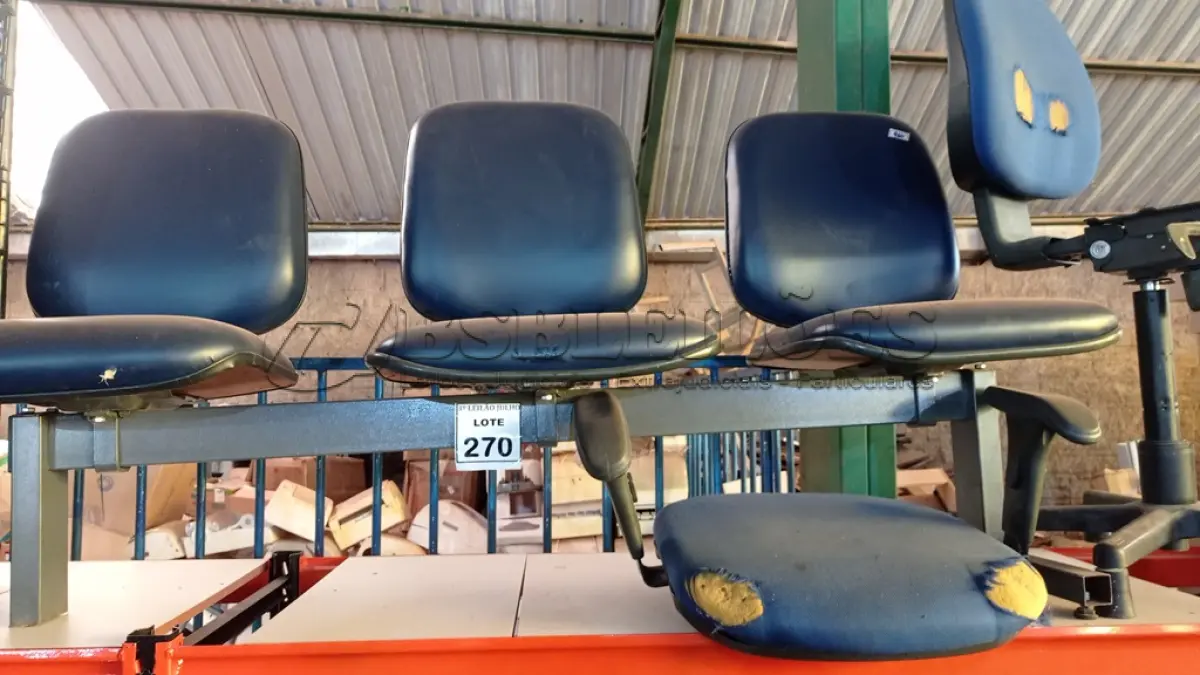 LOTE 270 - 01 LONGARINA DE 03 LUGARES E 01 CADEIRA ALTA PARA CAIXA. (NO ESTADO) ATENÇÃO! FAZER A VISITAÇÃO ANTES DE ARREMATAR, NÃO SABEMOS SE FUNCIONA, LEILÃO NÃO TEM GARANTIA E NEM DEVOLUÇÃO, SUJEITO A POSSÍVEIS AVARIAS VISÍVEIS/OCULTAS E/OU AUSÊNCIA DE COMPONENTES.