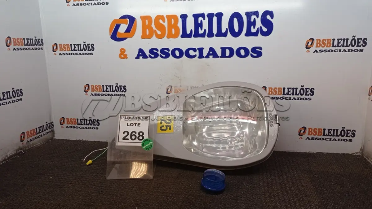 LOTE 268 - 01 LUMINÁRIA DE POSTE. (NO ESTADO) ATENÇÃO! FAZER A VISITAÇÃO ANTES DE ARREMATAR, NÃO SABEMOS SE FUNCIONA, LEILÃO NÃO TEM GARANTIA E NEM DEVOLUÇÃO, SUJEITO A POSSÍVEIS AVARIAS VISÍVEIS/OCULTAS E/OU AUSÊNCIA DE COMPONENTES.
