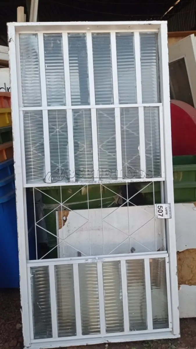 LOTE 507 - 01 JANELA DE VIDRO COM GRADE. (NO ESTADO) ATENÇÃO! FAZER A VISITAÇÃO ANTES DE ARREMATAR, NÃO SABEMOS SE FUNCIONA, LEILÃO NÃO TEM GARANTIA E NEM DEVOLUÇÃO, SUJEITO A POSSÍVEIS AVARIAS VISÍVEIS/OCULTAS E/OU AUSÊNCIA DE COMPONENTES.