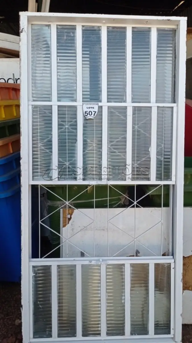 LOTE 507 - 01 JANELA DE VIDRO COM GRADE. (NO ESTADO) ATENÇÃO! FAZER A VISITAÇÃO ANTES DE ARREMATAR, NÃO SABEMOS SE FUNCIONA, LEILÃO NÃO TEM GARANTIA E NEM DEVOLUÇÃO, SUJEITO A POSSÍVEIS AVARIAS VISÍVEIS/OCULTAS E/OU AUSÊNCIA DE COMPONENTES.