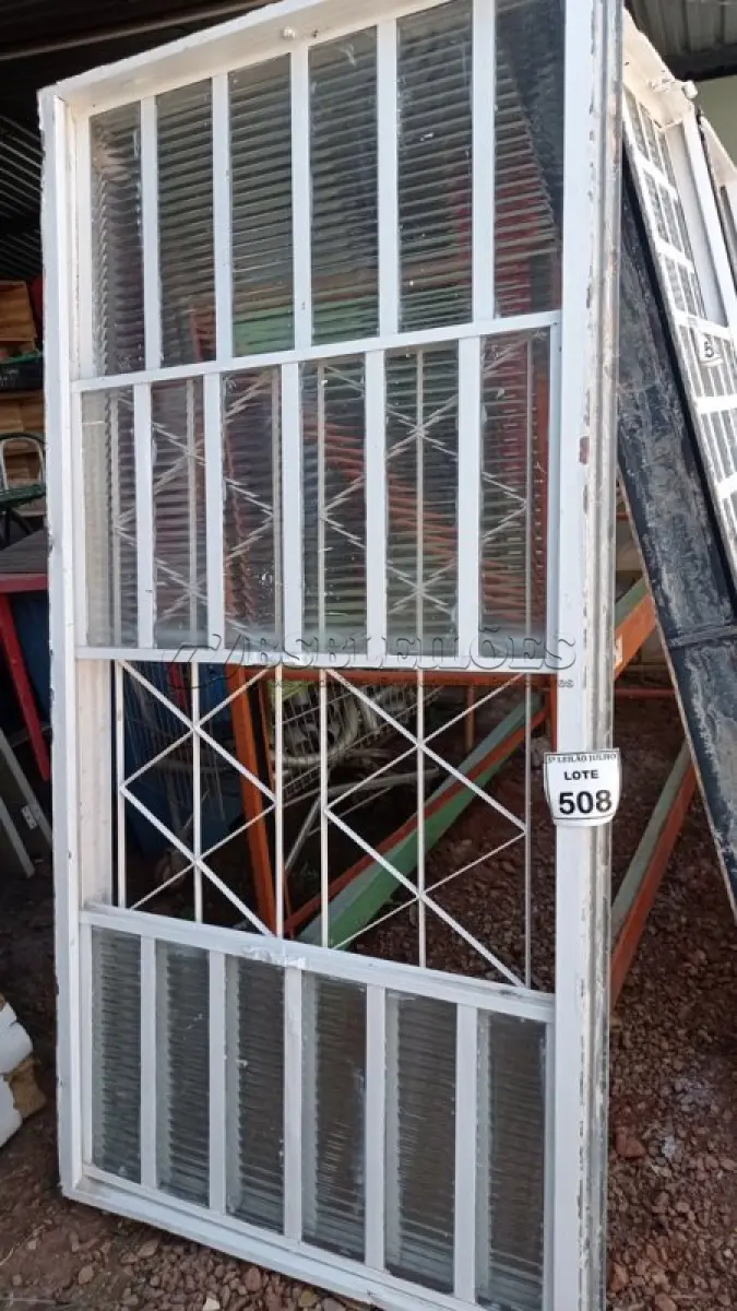 LOTE 508 - 01 JANELA DE VIDRO COM GRADE. (NO ESTADO) ATENÇÃO! FAZER A VISITAÇÃO ANTES DE ARREMATAR, NÃO SABEMOS SE FUNCIONA, LEILÃO NÃO TEM GARANTIA E NEM DEVOLUÇÃO, SUJEITO A POSSÍVEIS AVARIAS VISÍVEIS/OCULTAS E/OU AUSÊNCIA DE COMPONENTES.