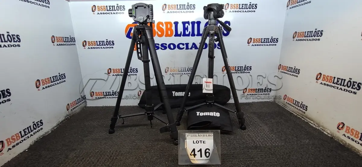 LOTE 416 - 02 TRIPÉS PARA CÂMERAS. (NO ESTADO) ATENÇÃO! FAZER A VISITAÇÃO ANTES DE ARREMATAR, NÃO SABEMOS SE FUNCIONA. LEILÃO NÃO TEM GARANTIA E NEM DEVOLUÇÃO, SUJEITO A POSSÍVEIS AVARIAS VISÍVEIS/OCULTAS E/OU AUSÊNCIA DE COMPONENTES.