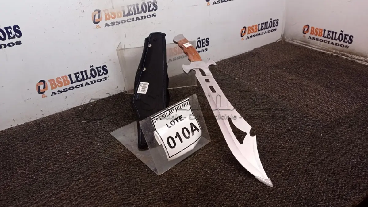 LOTE 010 - FACÃO  IMPORTADA AÇO INOXIDÁVEL CABO EM MADEIRA  FULL TANG BAINHA DE NYLON TAMANHO TOTAL 50CM PESO 526G JÁ AFIADA (NO ESTADO) ATENÇÃO! FAZER A VISITAÇÃO ANTES DE ARREMATAR, NÃO SABEMOS SE FUNCIONA, LEILÃO NÃO TEM GARANTIA E NEM DEVOLUÇÃO, SUJEITO A POSSÍVEIS AVARIAS VISÍVEIS/OCULTAS E/OU AUSÊNCIA DE COMPONENTES.  