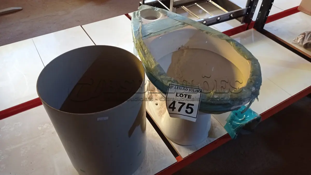 LOTE 475 - 01 VASO SANITÁRIO, 01 COLUNA PARA LAVATÓRIO E 01 PECA PLÁSTICA CILÍNDRICA. (NO ESTADO) ATENÇÃO! FAZER A VISITAÇÃO ANTES DE ARREMATAR, NÃO SABEMOS SE FUNCIONA, LEILÃO NÃO TEM GARANTIA E NEM DEVOLUÇÃO, SUJEITO A POSSÍVEIS AVARIAS VISÍVEIS/OCULTAS E/OU AUSÊNCIA DE COMPONENTES.