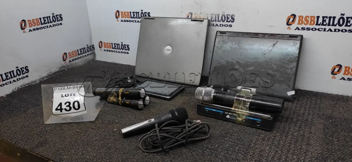 LOTE 430 - 04 MICROFONES, 01 RECEPTOR, 02 NOTEBOOKS, 03 LANTERNAS E 01 APARELHO DE GPS. (NO ESTADO) ATENÇÃO! FAZER A VISITAÇÃO ANTES DE ARREMATAR, NÃO SABEMOS SE FUNCIONA, LEILÃO NÃO TEM GARANTIA E NEM DEVOLUÇÃO, SUJEITO A POSSÍVEIS AVARIAS VISÍVEIS/OCULTAS E/OU AUSÊNCIA DE COMPONENTES.