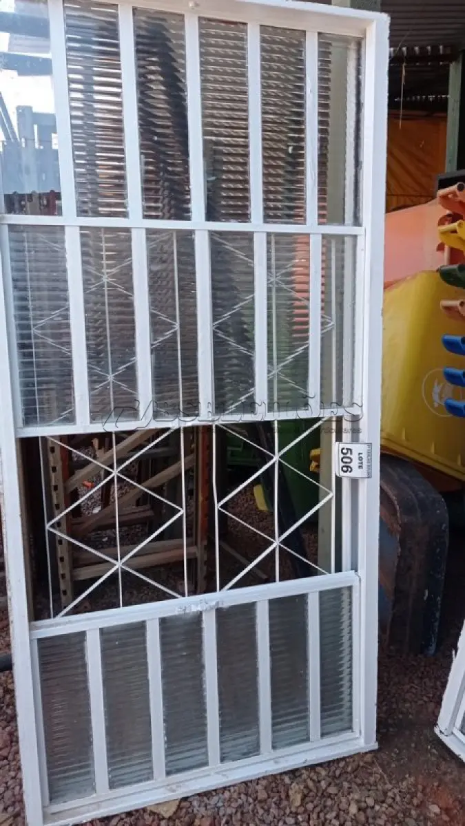 LOTE 506 - 01 JANELA DE VIDRO COM GRADE. (NO ESTADO) ATENÇÃO! FAZER A VISITAÇÃO ANTES DE ARREMATAR, NÃO SABEMOS SE FUNCIONA, LEILÃO NÃO TEM GARANTIA E NEM DEVOLUÇÃO, SUJEITO A POSSÍVEIS AVARIAS VISÍVEIS/OCULTAS E/OU AUSÊNCIA DE COMPONENTES.