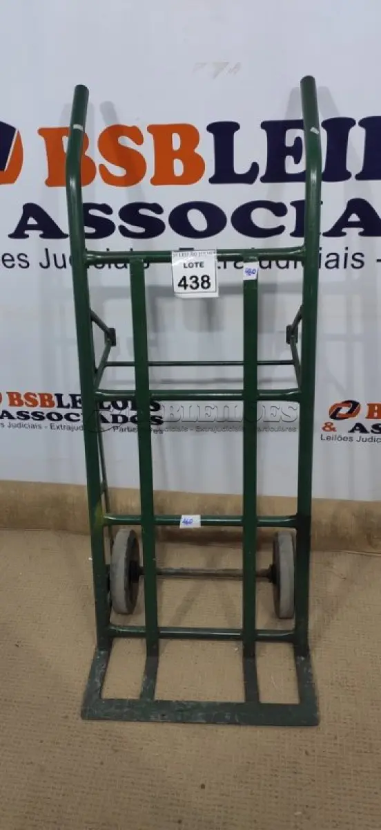 LOTE 438 - 01 CARRINHO 02 RODAS PARA CARGAS EM GERAL NA COR VERDE. (NO ESTADO) ATENÇÃO! FAZER A VISITAÇÃO ANTES DE ARREMATAR, NÃO SABEMOS SE FUNCIONA, LEILÃO NÃO TEM GARANTIA E NEM DEVOLUÇÃO, SUJEITO A POSSÍVEIS AVARIAS VISÍVEIS/OCULTAS E/OU AUSÊNCIA DE COMPONENTES.