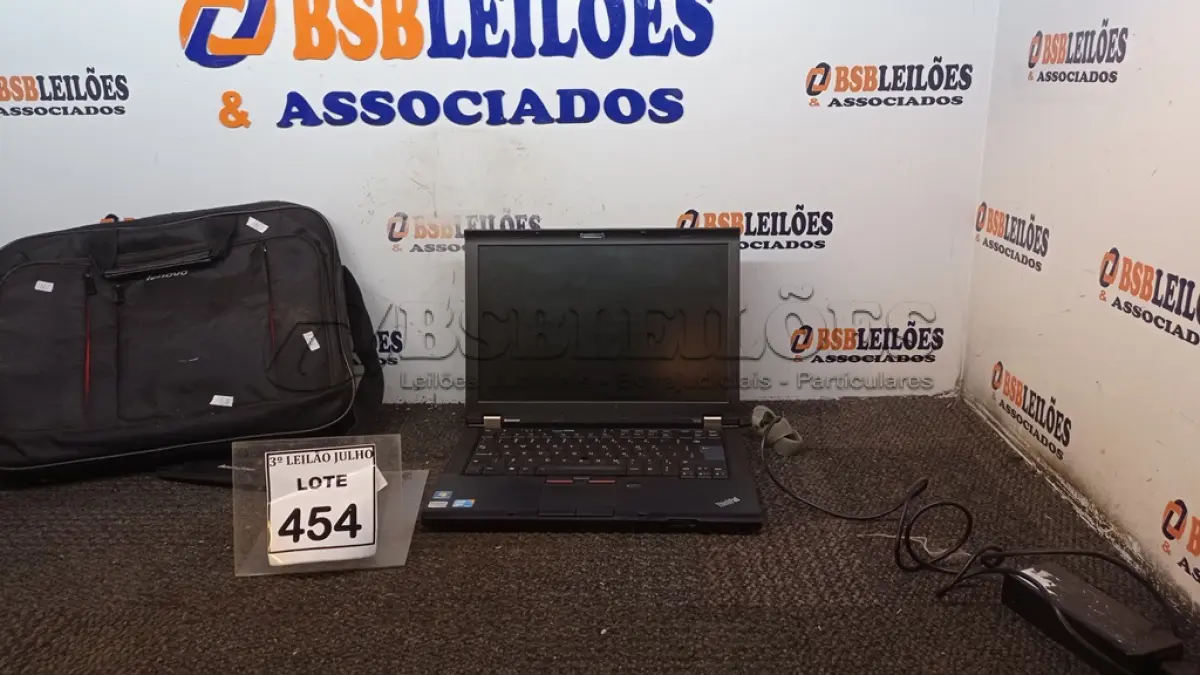 LOTE 454 - 01 NOTEBOOK LENOVO THINKPAD COM CASE. (NO ESTADO) ATENÇÃO! FAZER A VISITAÇÃO ANTES DE ARREMATAR, NÃO SABEMOS SE FUNCIONA, LEILÃO NÃO TEM GARANTIA E NEM DEVOLUÇÃO, SUJEITO A POSSÍVEIS AVARIAS VISÍVEIS/OCULTAS E/OU AUSÊNCIA DE COMPONENTES.