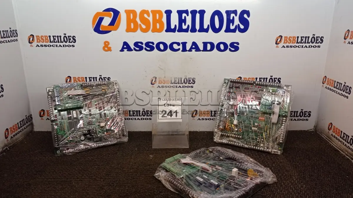 LOTE 241 - 02 PLACAS MÃE. (NO ESTADO) ATENÇÃO! FAZER A VISITAÇÃO ANTES DE ARREMATAR, NÃO SABEMOS SE FUNCIONA, LEILÃO NÃO TEM GARANTIA E NEM DEVOLUÇÃO, SUJEITO A POSSÍVEIS AVARIAS VISÍVEIS/OCULTAS E/OU AUSÊNCIA DE COMPONENTES.