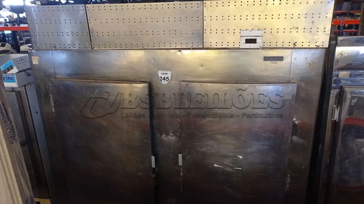 LOTE 245 - 01 REFRIGERADOR INDUSTRIAL 02 PORTAS. (NO ESTADO) ATENÇÃO! FAZER A VISITAÇÃO ANTES DE ARREMATAR, NÃO SABEMOS SE FUNCIONA, LEILÃO NÃO TEM GARANTIA E NEM DEVOLUÇÃO, SUJEITO A POSSÍVEIS AVARIAS VISÍVEIS/OCULTAS E/OU AUSÊNCIA DE COMPONENTES.