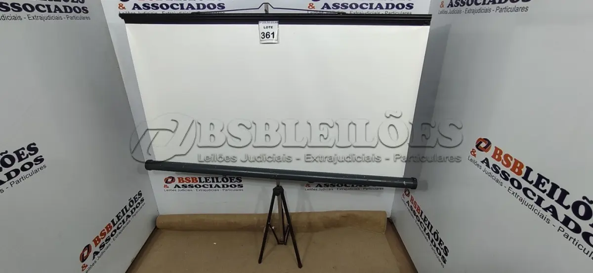 LOTE 361 - 01 TELA DE PROJEÇÃO RETRÁTIL COM TRIPÉ. (NO ESTADO) ATENÇÃO! FAZER A VISITAÇÃO ANTES DE ARREMATAR, NÃO SABEMOS SE FUNCIONA, LEILÃO NÃO TEM GARANTIA E NEM DEVOLUÇÃO, SUJEITO A POSSÍVEIS AVARIAS VISÍVEIS/OCULTAS E/OU AUSÊNCIA DE COMPONENTES.
