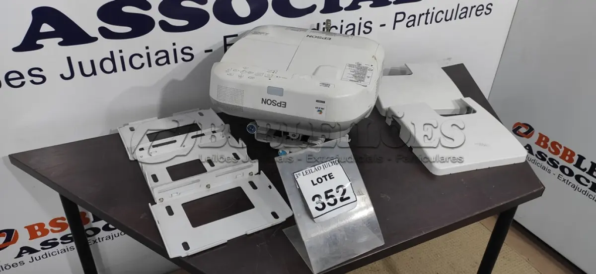 LOTE 352 - 01 PROJETOR INTRATIVO BRIGHTLINK 595WI COM SUPORTE (NO ESTADO) ATENÇÃO! FAZER A VISITAÇÃO ANTES DE ARREMATAR, NÃO SABEMOS SE FUNCIONA. LEILÃO NÃO TEM GARANTIA E NEM DEVOLUÇÃO, SUJEITO A POSSÍVEIS AVARIAS VISÍVEIS/OCULTAS E/OU AUSÊNCIA DE COMPONENTES.