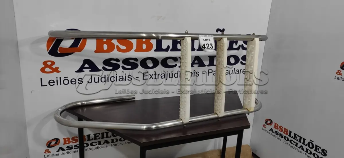 LOTE 423 - 01 ESCADA PARA PISCINA. (NO ESTADO) ATENÇÃO! FAZER A VISITAÇÃO ANTES DE ARREMATAR, NÃO SABEMOS SE FUNCIONA, LEILÃO NÃO TEM GARANTIA E NEM DEVOLUÇÃO, SUJEITO A POSSÍVEIS AVARIAS VISÍVEIS/OCULTAS E/OU AUSÊNCIA DE COMPONENTES.