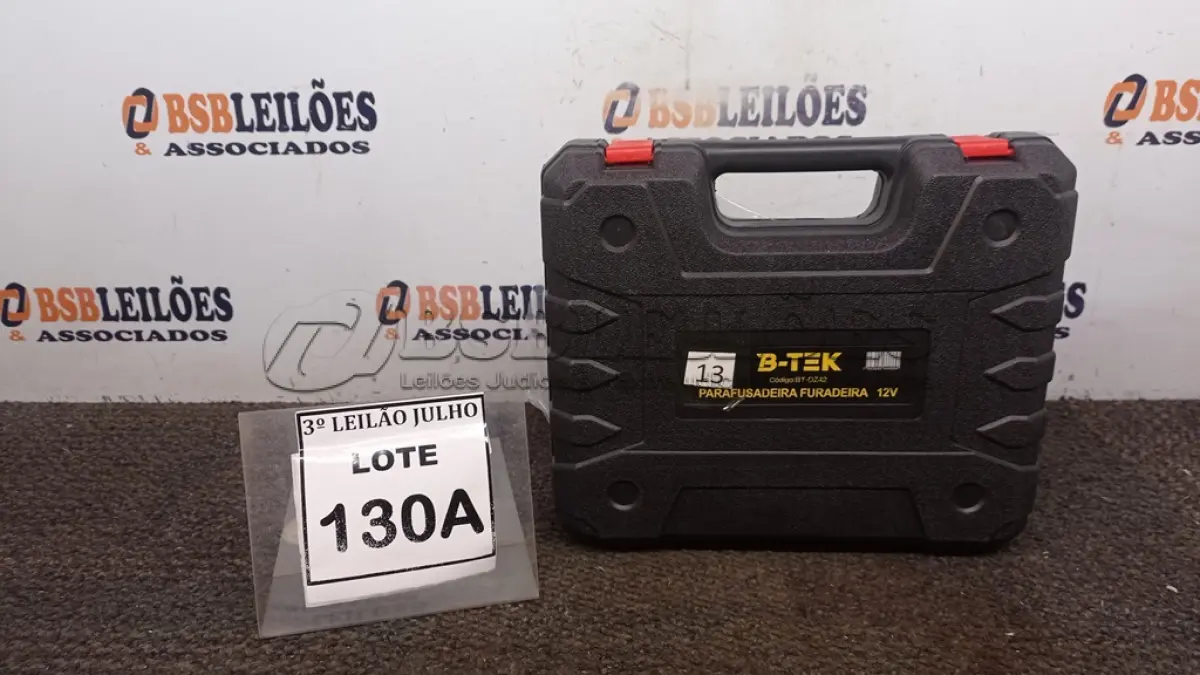 LOTE 130 - PARAFUSADEIRA   BTEK 12V COM MALETA E ACESSÓRIOS (NO ESTADO) ATENÇÃO! FAZER A VISITAÇÃO ANTES DE ARREMATAR, NÃO SABEMOS SE FUNCIONA, LEILÃO NÃO TEM GARANTIA E NEM DEVOLUÇÃO, SUJEITO A POSSÍVEIS AVARIAS VISÍVEIS/OCULTAS E/OU AUSÊNCIA DE COMPONENTES.