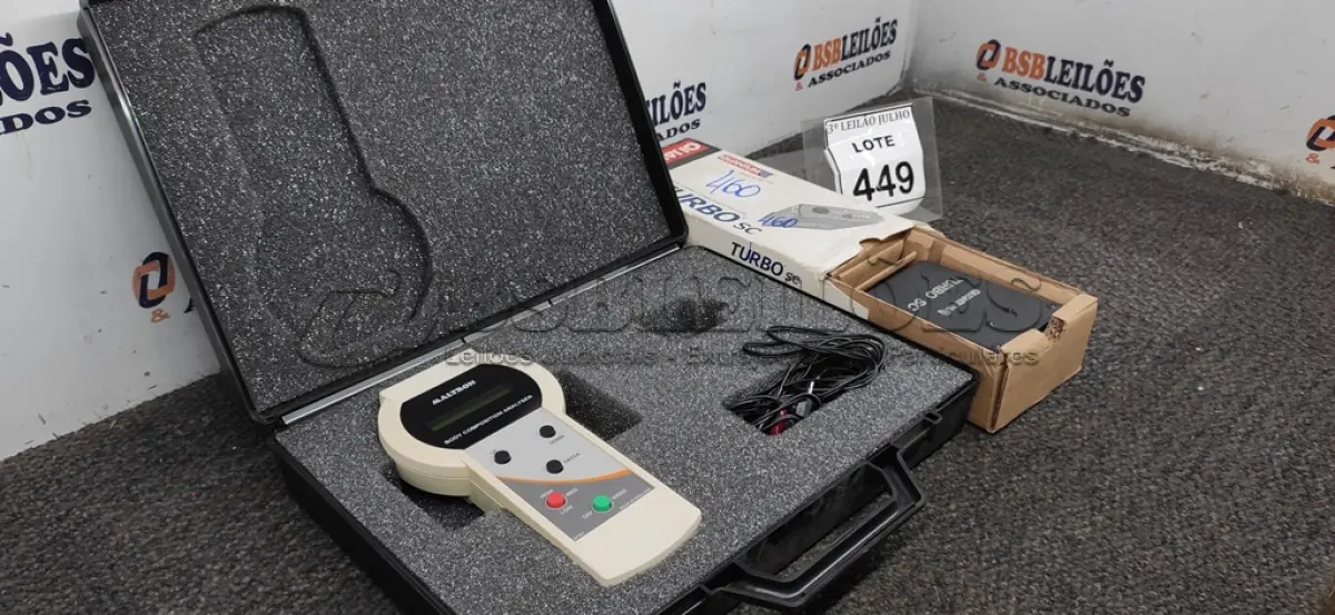 LOTE 449 - 01 MALETA COM 01 ANALISADOR DE COMPOSIÇÃO CORPORAL MALTRON E 01 BATERIA PARA FLASH QUANTUM. (NO ESTADO) ATENÇÃO! FAZER A VISITAÇÃO ANTES DE ARREMATAR, NÃO SABEMOS SE FUNCIONA, LEILÃO NÃO TEM GARANTIA E NEM DEVOLUÇÃO, SUJEITO A POSSÍVEIS AVARIAS VISÍVEIS/OCULTAS E/OU AUSÊNCIA DE COMPONENTES.