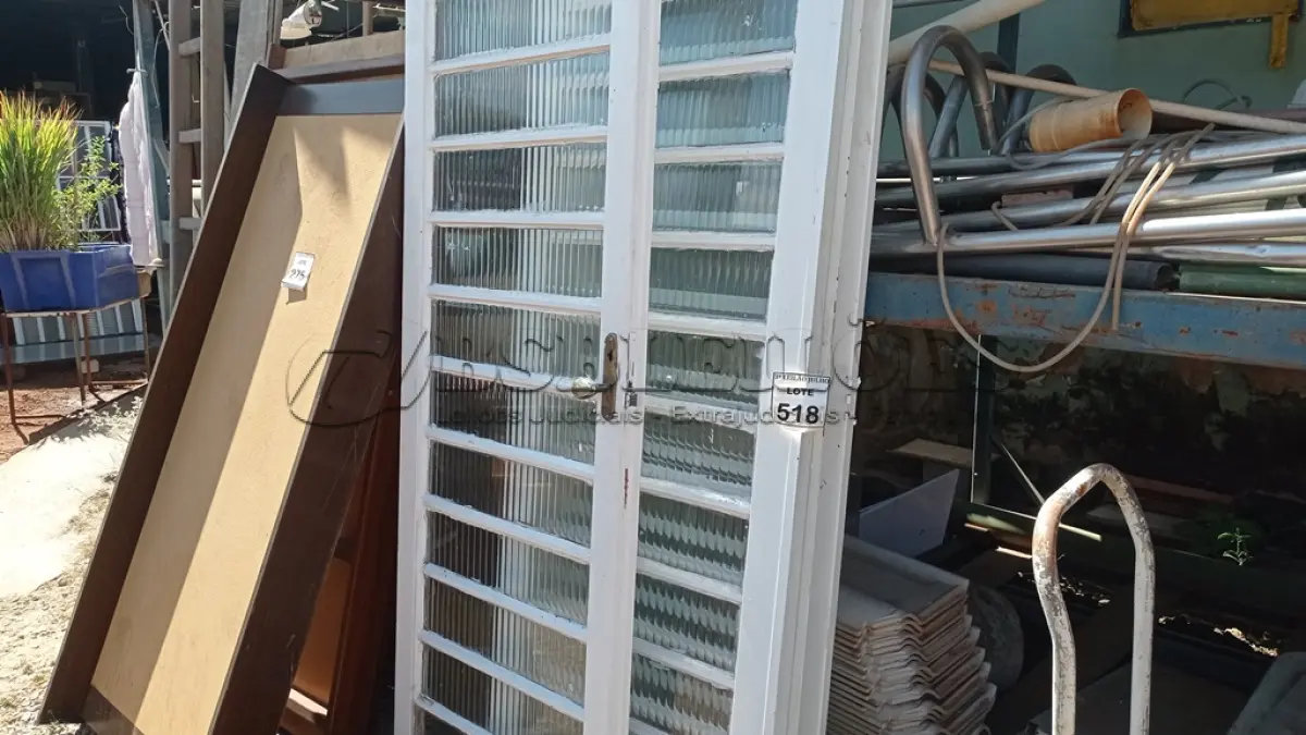 LOTE 518 - 01 PORTA DE VIDRO COM GRADE. (NO ESTADO) ATENÇÃO! FAZER A VISITAÇÃO ANTES DE ARREMATAR, NÃO SABEMOS SE FUNCIONA, LEILÃO NÃO TEM GARANTIA E NEM DEVOLUÇÃO, SUJEITO A POSSÍVEIS AVARIAS VISÍVEIS/OCULTAS E/OU AUSÊNCIA DE COMPONENTES.