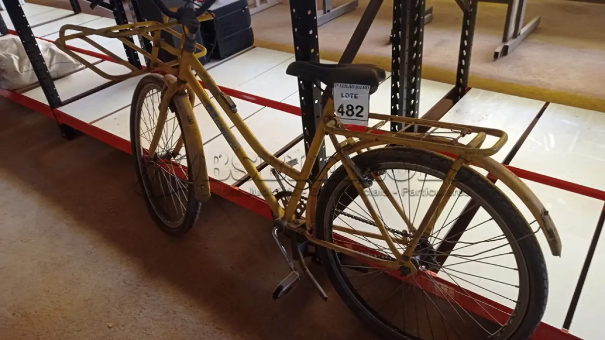 LOTE 482 - 01 BICICLETA CARGUEIRA COR AMARELA. (NO ESTADO) ATENÇÃO! FAZER A VISITAÇÃO ANTES DE ARREMATAR, NÃO SABEMOS SE FUNCIONA, LEILÃO NÃO TEM GARANTIA E NEM DEVOLUÇÃO, SUJEITO A POSSÍVEIS AVARIAS VISÍVEIS/OCULTAS E/OU AUSÊNCIA DE COMPONENTES.
