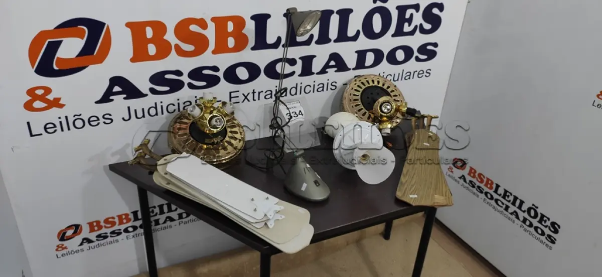 LOTE 334 - 03 VENTILADORES DE TETO SENDO 02 TIPOS LUMINÁRIAS. (NO ESTADO) ATENÇÃO! FAZER A VISITAÇÃO ANTES DE ARREMATAR, NÃO SABEMOS SE FUNCIONA. LEILÃO NÃO TEM GARANTIA E NEM DEVOLUÇÃO, SUJEITO A POSSÍVEIS AVARIAS VISÍVEIS/OCULTAS E/OU AUSÊNCIA DE COMPONENTES.