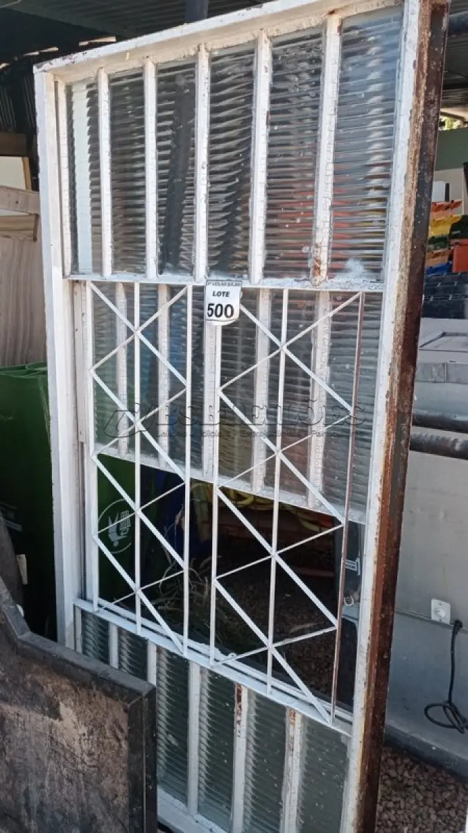 LOTE 500 - 01 JANELA DE VIDRO COM GRADE. (NO ESTADO) ATENÇÃO! FAZER A VISITAÇÃO ANTES DE ARREMATAR, NÃO SABEMOS SE FUNCIONA, LEILÃO NÃO TEM GARANTIA E NEM DEVOLUÇÃO, SUJEITO A POSSÍVEIS AVARIAS VISÍVEIS/OCULTAS E/OU AUSÊNCIA DE COMPONENTES.