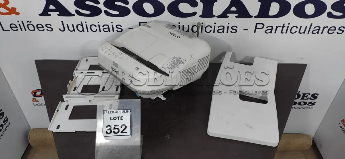 LOTE 352 - 01 PROJETOR INTRATIVO BRIGHTLINK 595WI COM SUPORTE (NO ESTADO) ATENÇÃO! FAZER A VISITAÇÃO ANTES DE ARREMATAR, NÃO SABEMOS SE FUNCIONA. LEILÃO NÃO TEM GARANTIA E NEM DEVOLUÇÃO, SUJEITO A POSSÍVEIS AVARIAS VISÍVEIS/OCULTAS E/OU AUSÊNCIA DE COMPONENTES.