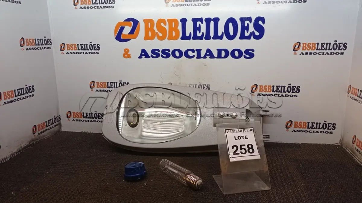 LOTE 258 - 01 LUMINÁRIA DE POSTE. (NO ESTADO) ATENÇÃO! FAZER A VISITAÇÃO ANTES DE ARREMATAR, NÃO SABEMOS SE FUNCIONA, LEILÃO NÃO TEM GARANTIA E NEM DEVOLUÇÃO, SUJEITO A POSSÍVEIS AVARIAS VISÍVEIS/OCULTAS E/OU AUSÊNCIA DE COMPONENTES.
