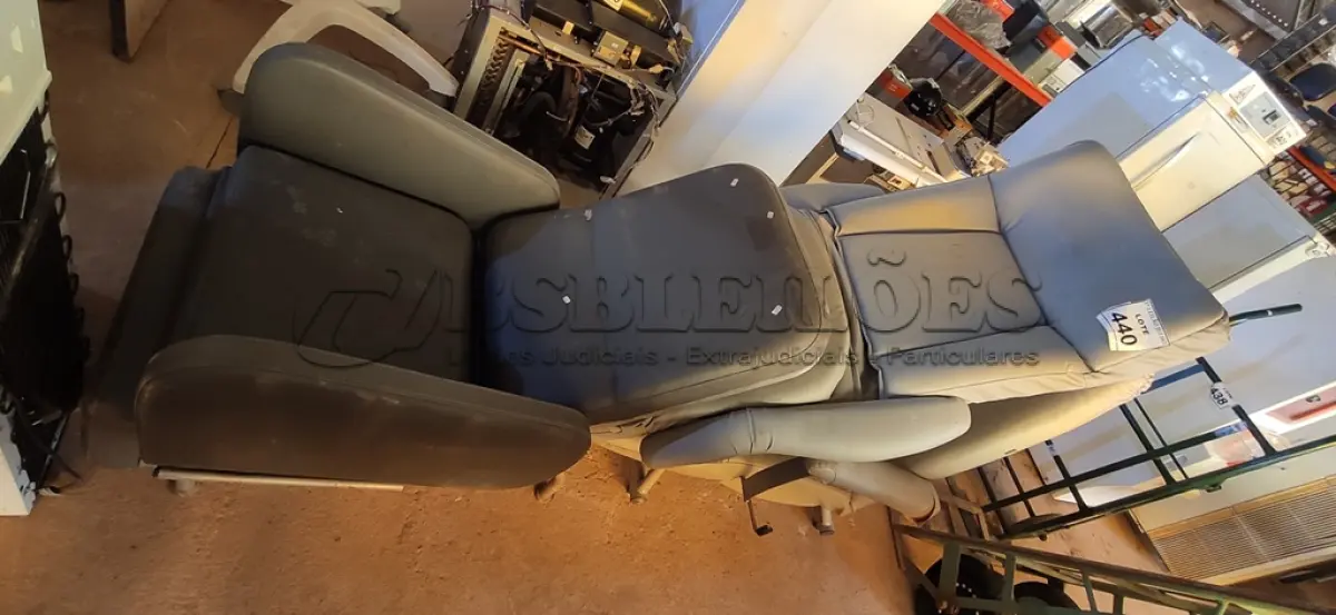 LOTE 440 - 03 POLTRONAS. (NO ESTADO) ATENÇÃO! FAZER A VISITAÇÃO ANTES DE ARREMATAR, NÃO SABEMOS SE FUNCIONA, LEILÃO NÃO TEM GARANTIA E NEM DEVOLUÇÃO, SUJEITO A POSSÍVEIS AVARIAS VISÍVEIS/OCULTAS E/OU AUSÊNCIA DE COMPONENTES.