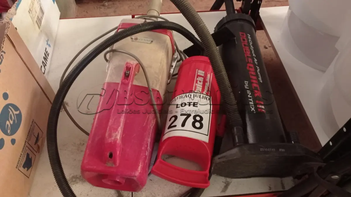 LOTE 278 - 01 ASPIRADOR DE PÓ E 02 BOMBAS PARA ENCHER COLCHÃO INFLÁVEL. (NO ESTADO) ATENÇÃO! FAZER A VISITAÇÃO ANTES DE ARREMATAR, NÃO SABEMOS SE FUNCIONA. LEILÃO NÃO TEM GARANTIA E NEM DEVOLUÇÃO, SUJEITO A POSSÍVEIS AVARIAS VISÍVEIS/OCULTAS E/OU AUSÊNCIA DE COMPONENTES.