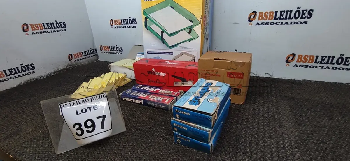 LOTE 397 - 01 LOTE COM 01 CAIXA PARA CORRESPONDÊNCIA DUPLA, 01 CAIXA DE CD-RW, GRAMPOS, GRAMPEADOR E BLOCO DE NOTAS. (NO ESTADO) ATENÇÃO! FAZER A VISITAÇÃO ANTES DE ARREMATAR, NÃO SABEMOS SE FUNCIONA. LEILÃO NÃO TEM GARANTIA E NEM DEVOLUÇÃO, SUJEITO A POSSÍVEIS AVARIAS VISÍVEIS/OCULTAS E/OU AUSÊNCIA DE COMPONENTES.