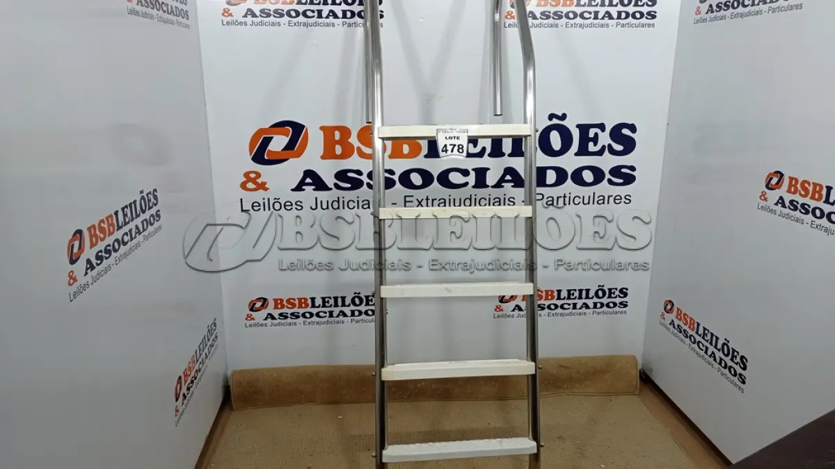 LOTE 478 - 01 ESCADA PARA PISCINA. (NO ESTADO) ATENÇÃO! FAZER A VISITAÇÃO ANTES DE ARREMATAR, NÃO SABEMOS SE FUNCIONA, LEILÃO NÃO TEM GARANTIA E NEM DEVOLUÇÃO, SUJEITO A POSSÍVEIS AVARIAS VISÍVEIS/OCULTAS E/OU AUSÊNCIA DE COMPONENTES.