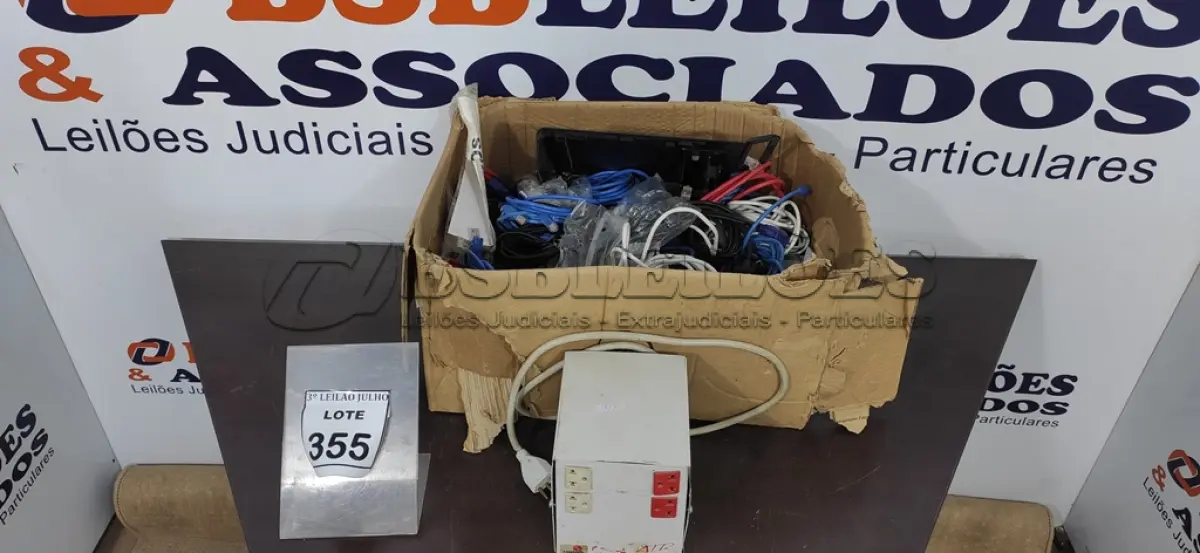 LOTE 355 - 01 TRANSFORMADOR DE VOLTAGEM E 01 CAIXA COM GRANDE QUANTIDADE DE CABOS VARIADOS. (NO ESTADO) ATENÇÃO! FAZER A VISITAÇÃO ANTES DE ARREMATAR, NÃO SABEMOS SE FUNCIONA. LEILÃO NÃO TEM GARANTIA E NEM DEVOLUÇÃO, SUJEITO A POSSÍVEIS AVARIAS VISÍVEIS/OCULTAS E/OU AUSÊNCIA DE COMPONENTES.