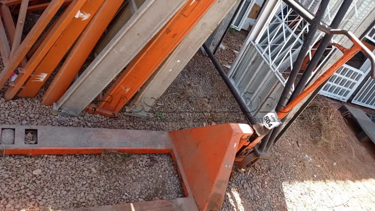 LOTE 504 - 01 PALETEIRA MANUAL. (NO ESTADO) ATENÇÃO! FAZER A VISITAÇÃO ANTES DE ARREMATAR, NÃO SABEMOS SE FUNCIONA, LEILÃO NÃO TEM GARANTIA E NEM DEVOLUÇÃO, SUJEITO A POSSÍVEIS AVARIAS VISÍVEIS/OCULTAS E/OU AUSÊNCIA DE COMPONENTES.