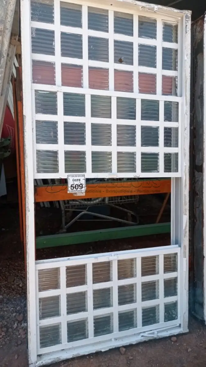 LOTE 509 - 01 JANELA DE VIDRO COM GRADE. (NO ESTADO) ATENÇÃO! FAZER A VISITAÇÃO ANTES DE ARREMATAR, NÃO SABEMOS SE FUNCIONA, LEILÃO NÃO TEM GARANTIA E NEM DEVOLUÇÃO, SUJEITO A POSSÍVEIS AVARIAS VISÍVEIS/OCULTAS E/OU AUSÊNCIA DE COMPONENTES.