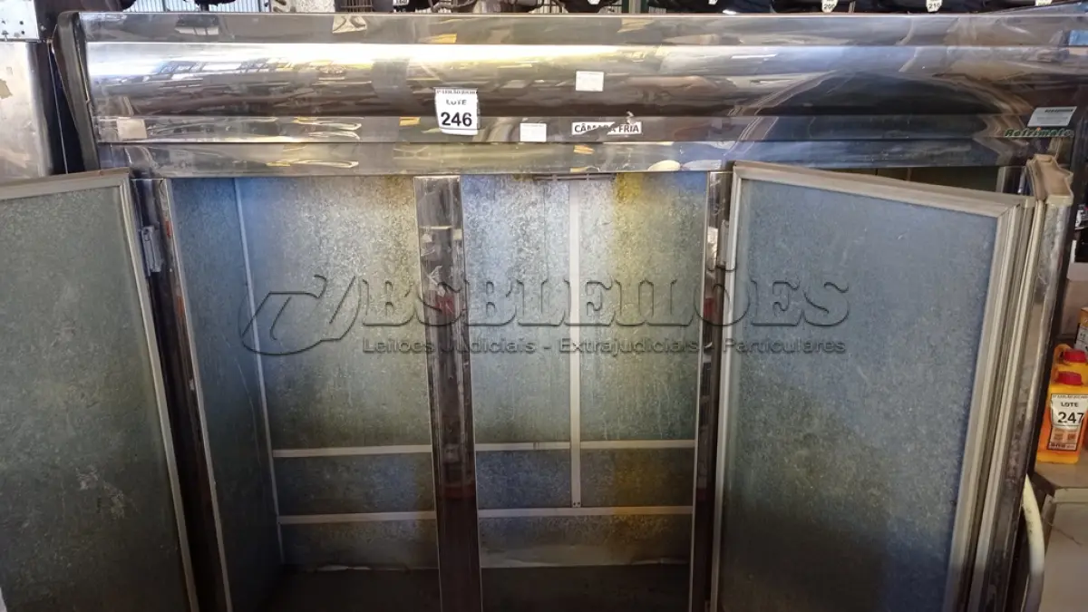 LOTE 246 - 01 GELADEIRA DE CARNES 2400 LTS. (NO ESTADO) ATENÇÃO! FAZER A VISITAÇÃO ANTES DE ARREMATAR, NÃO SABEMOS SE FUNCIONA, LEILÃO NÃO TEM GARANTIA E NEM DEVOLUÇÃO, SUJEITO A POSSÍVEIS AVARIAS VISÍVEIS/OCULTAS E/OU AUSÊNCIA DE COMPONENTES.