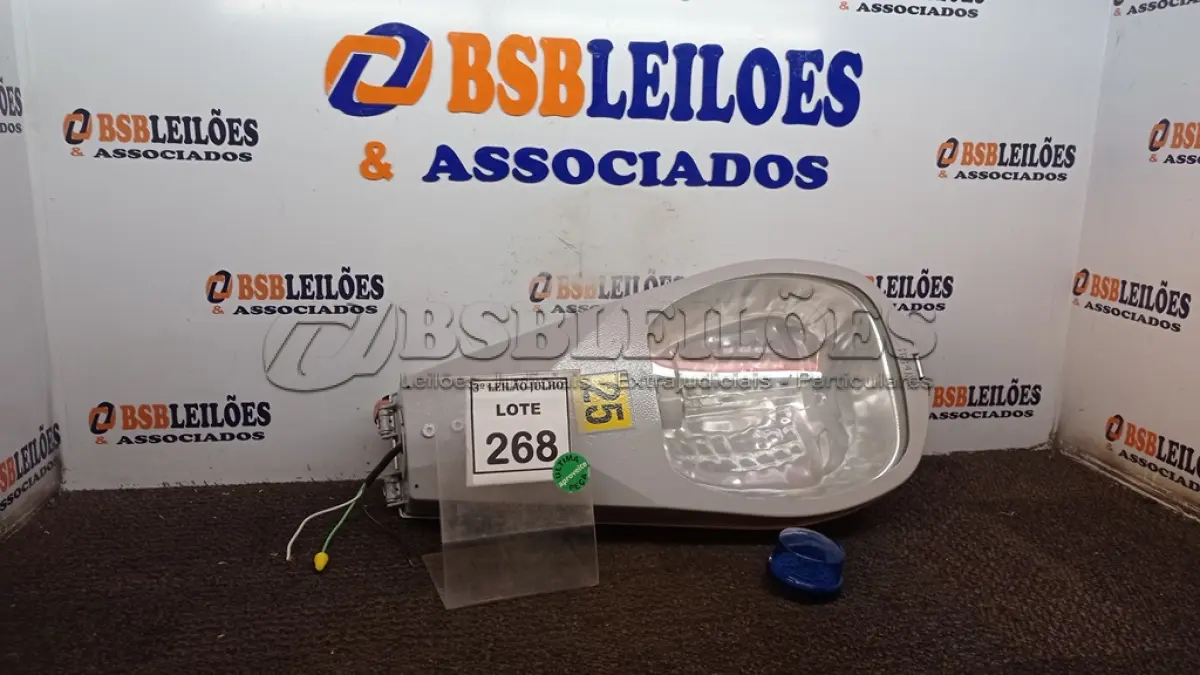 LOTE 268 - 01 LUMINÁRIA DE POSTE. (NO ESTADO) ATENÇÃO! FAZER A VISITAÇÃO ANTES DE ARREMATAR, NÃO SABEMOS SE FUNCIONA, LEILÃO NÃO TEM GARANTIA E NEM DEVOLUÇÃO, SUJEITO A POSSÍVEIS AVARIAS VISÍVEIS/OCULTAS E/OU AUSÊNCIA DE COMPONENTES.