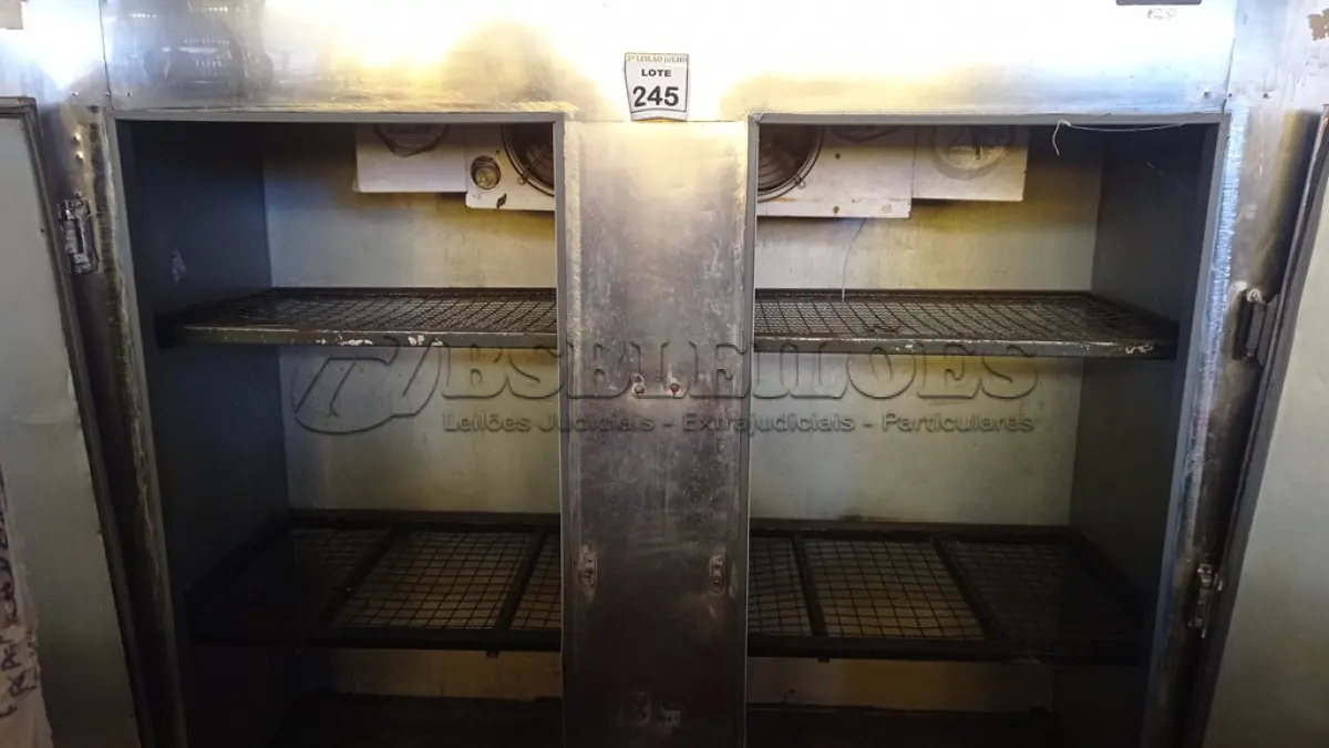 LOTE 245 - 01 REFRIGERADOR INDUSTRIAL 02 PORTAS. (NO ESTADO) ATENÇÃO! FAZER A VISITAÇÃO ANTES DE ARREMATAR, NÃO SABEMOS SE FUNCIONA, LEILÃO NÃO TEM GARANTIA E NEM DEVOLUÇÃO, SUJEITO A POSSÍVEIS AVARIAS VISÍVEIS/OCULTAS E/OU AUSÊNCIA DE COMPONENTES.