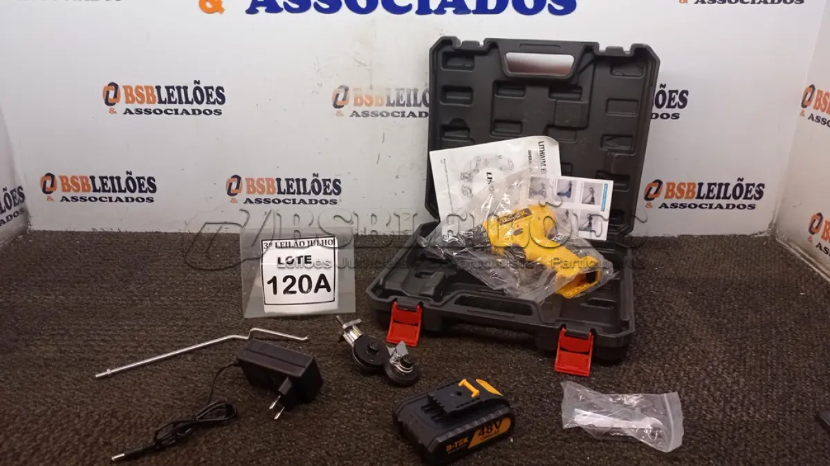 LOTE 120 - PARAFUSADEIRA 48V A BATERIAS E ADAPTADOR CORTADOR DE CHAPA COM MALETA (NO ESTADO) ATENÇÃO! FAZER A VISITAÇÃO ANTES DE ARREMATAR, NÃO SABEMOS SE FUNCIONA, LEILÃO NÃO TEM GARANTIA E NEM DEVOLUÇÃO, SUJEITO A POSSÍVEIS AVARIAS VISÍVEIS/OCULTAS E/OU AUSÊNCIA DE COMPONENTES.