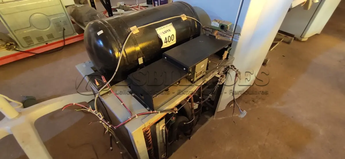 LOTE 400 - 01 MOTOR DE CÂMARA FRIA. (NO ESTADO) ATENÇÃO! FAZER A VISITAÇÃO ANTES DE ARREMATAR, NÃO SABEMOS SE FUNCIONA. LEILÃO NÃO TEM GARANTIA E NEM DEVOLUÇÃO, SUJEITO A POSSÍVEIS AVARIAS VISÍVEIS/OCULTAS E/OU AUSÊNCIA DE COMPONENTES.