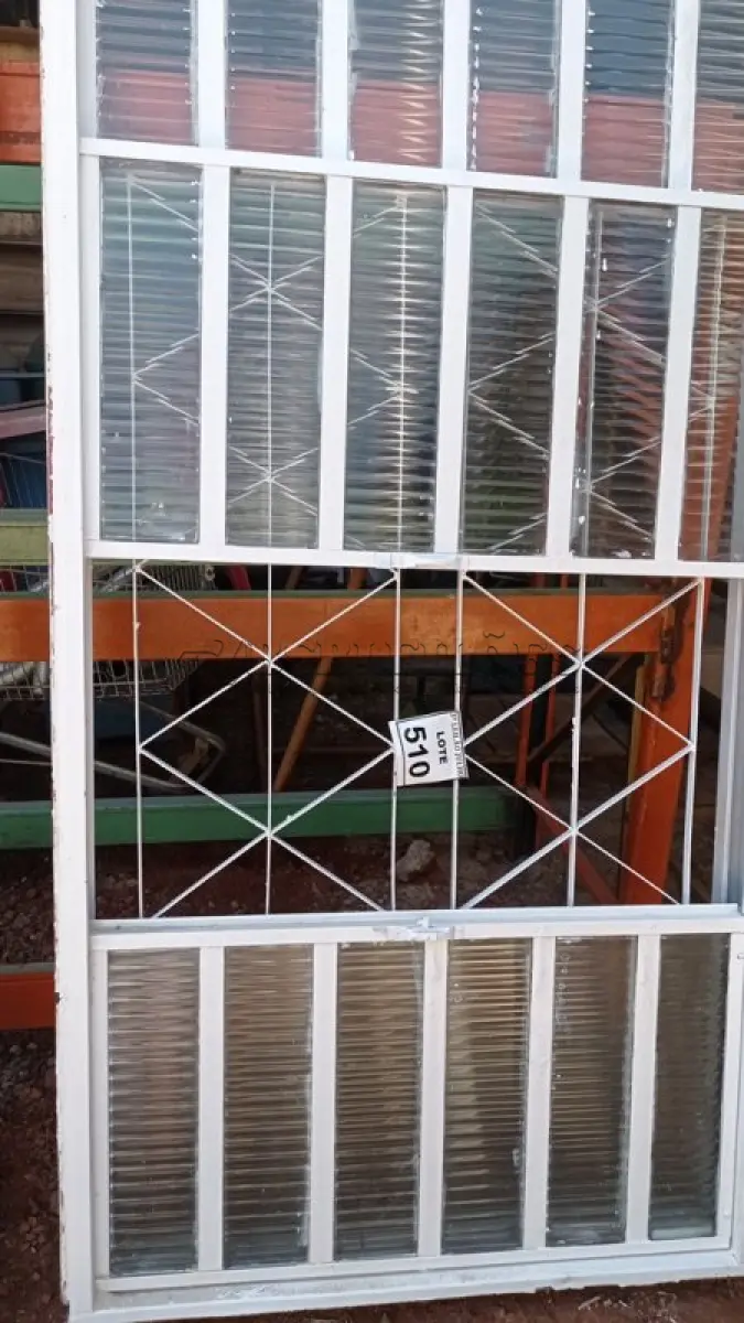 LOTE 510 - 01 JANELA DE VIDRO COM GRADE. (NO ESTADO) ATENÇÃO! FAZER A VISITAÇÃO ANTES DE ARREMATAR, NÃO SABEMOS SE FUNCIONA, LEILÃO NÃO TEM GARANTIA E NEM DEVOLUÇÃO, SUJEITO A POSSÍVEIS AVARIAS VISÍVEIS/OCULTAS E/OU AUSÊNCIA DE COMPONENTES.
