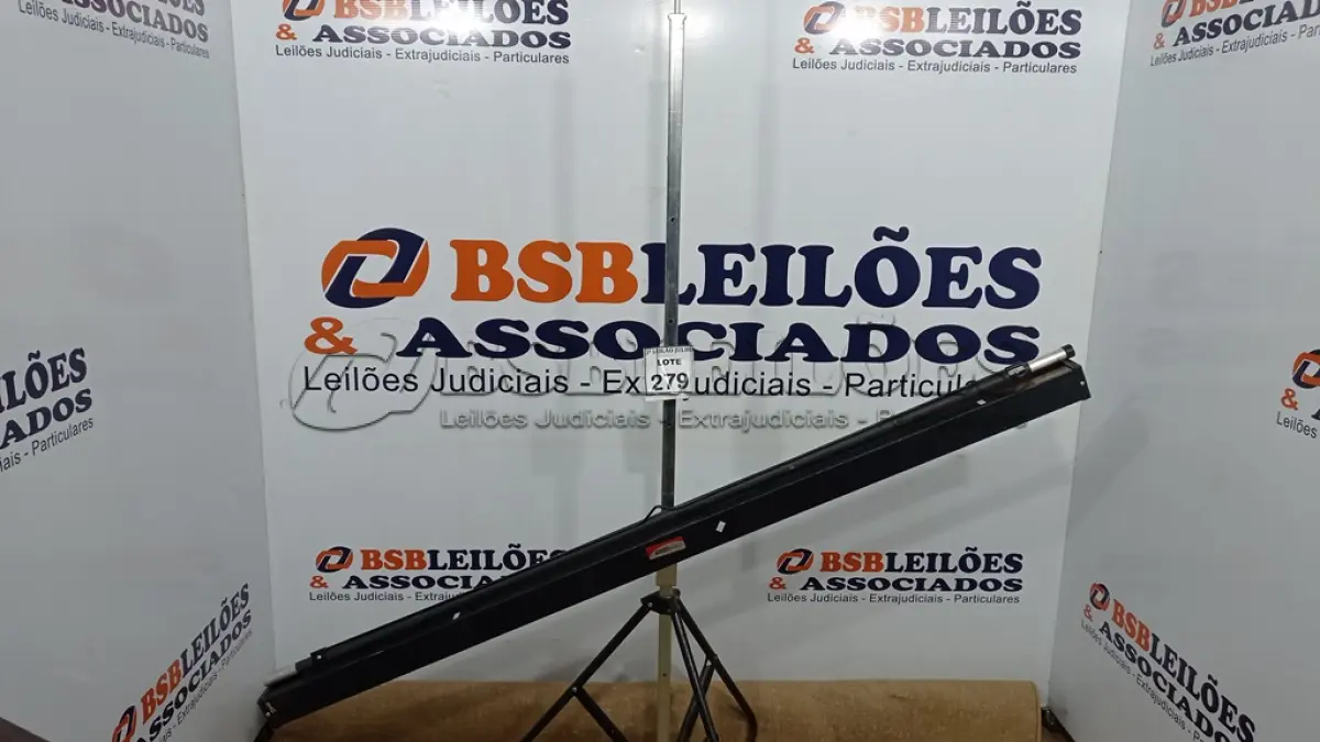 LOTE 279 - 01 TELA DE PROJEÇÃO RETRÁTIL. (NO ESTADO) ATENÇÃO! FAZER A VISITAÇÃO ANTES DE ARREMATAR, NÃO SABEMOS SE FUNCIONA, LEILÃO NÃO TEM GARANTIA E NEM DEVOLUÇÃO, SUJEITO A POSSÍVEIS AVARIAS VISÍVEIS/OCULTAS E/OU AUSÊNCIA DE COMPONENTES.