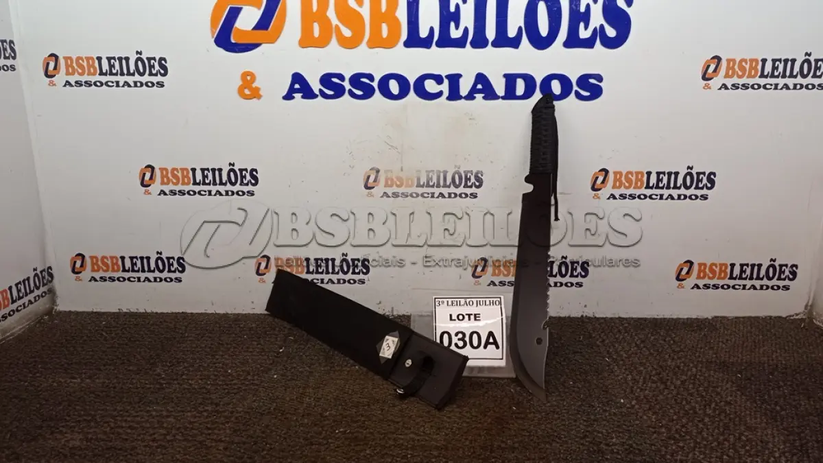 LOTE 030 - FACÃO RAMBO  AÇO INOXIDÁVEL TAMANHO TOTAL 48,5CM  LAMINDA 33,5 FULL TANG COM BAINHA DE NYLON MODELO IMPORTADO (NO ESTADO) ATENÇÃO! FAZER A VISITAÇÃO ANTES DE ARREMATAR, NÃO SABEMOS SE FUNCIONA, LEILÃO NÃO TEM GARANTIA E NEM DEVOLUÇÃO, SUJEITO A POSSÍVEIS AVARIAS VISÍVEIS/OCULTAS E/OU AUSÊNCIA DE COMPONENTES.