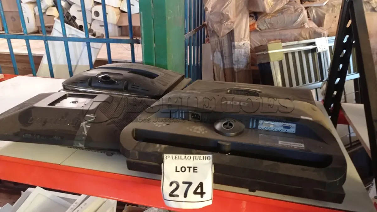 LOTE 274 - 08 MONITORES LCD DE MARCAS E MODELOS DIVERSOS. (NO ESTADO) ATENÇÃO! FAZER A VISITAÇÃO ANTES DE ARREMATAR, NÃO SABEMOS SE FUNCIONA. LEILÃO NÃO TEM GARANTIA E NEM DEVOLUÇÃO, SUJEITO A POSSÍVEIS AVARIAS VISÍVEIS/OCULTAS E/OU AUSÊNCIA DE COMPONENTES.