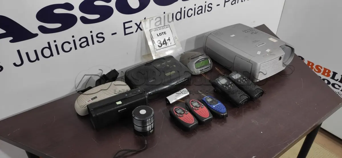 LOTE 341 - 01 PROJETOR MULTIMIDIA MODELO SCREEN PLAY 4805 MARCA INFOCUS 05 RÁDIOS COMUNICADORES, 02 RELÓGIOS/RADIO, 02CAIXINHAS DE SOM E 01 AMPLIFICADOR DE VOZ.  (NO ESTADO) ATENÇÃO! FAZER A VISITAÇÃO ANTES DE ARREMATAR, NÃO SABEMOS SE FUNCIONA. LEILÃO NÃO TEM GARANTIA E NEM DEVOLUÇÃO, SUJEITO A POSSÍVEIS AVARIAS VISÍVEIS/OCULTAS E/OU AUSÊNCIA DE COMPONENTES.