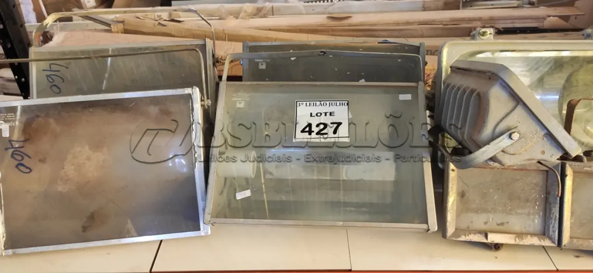 LOTE 427 - 08 REFLETORES DE TAMANHOS VARIADOS. (NO ESTADO) ATENÇÃO! FAZER A VISITAÇÃO ANTES DE ARREMATAR, NÃO SABEMOS SE FUNCIONA, LEILÃO NÃO TEM GARANTIA E NEM DEVOLUÇÃO, SUJEITO A POSSÍVEIS AVARIAS VISÍVEIS/OCULTAS E/OU AUSÊNCIA DE COMPONENTES.