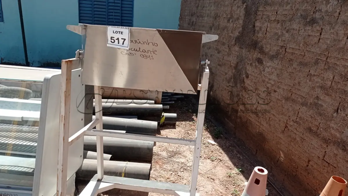 LOTE 517 - 01 CARRINHO BASCULANTE. (NO ESTADO) ATENÇÃO! FAZER A VISITAÇÃO ANTES DE ARREMATAR, NÃO SABEMOS SE FUNCIONA, LEILÃO NÃO TEM GARANTIA E NEM DEVOLUÇÃO, SUJEITO A POSSÍVEIS AVARIAS VISÍVEIS/OCULTAS E/OU AUSÊNCIA DE COMPONENTES.